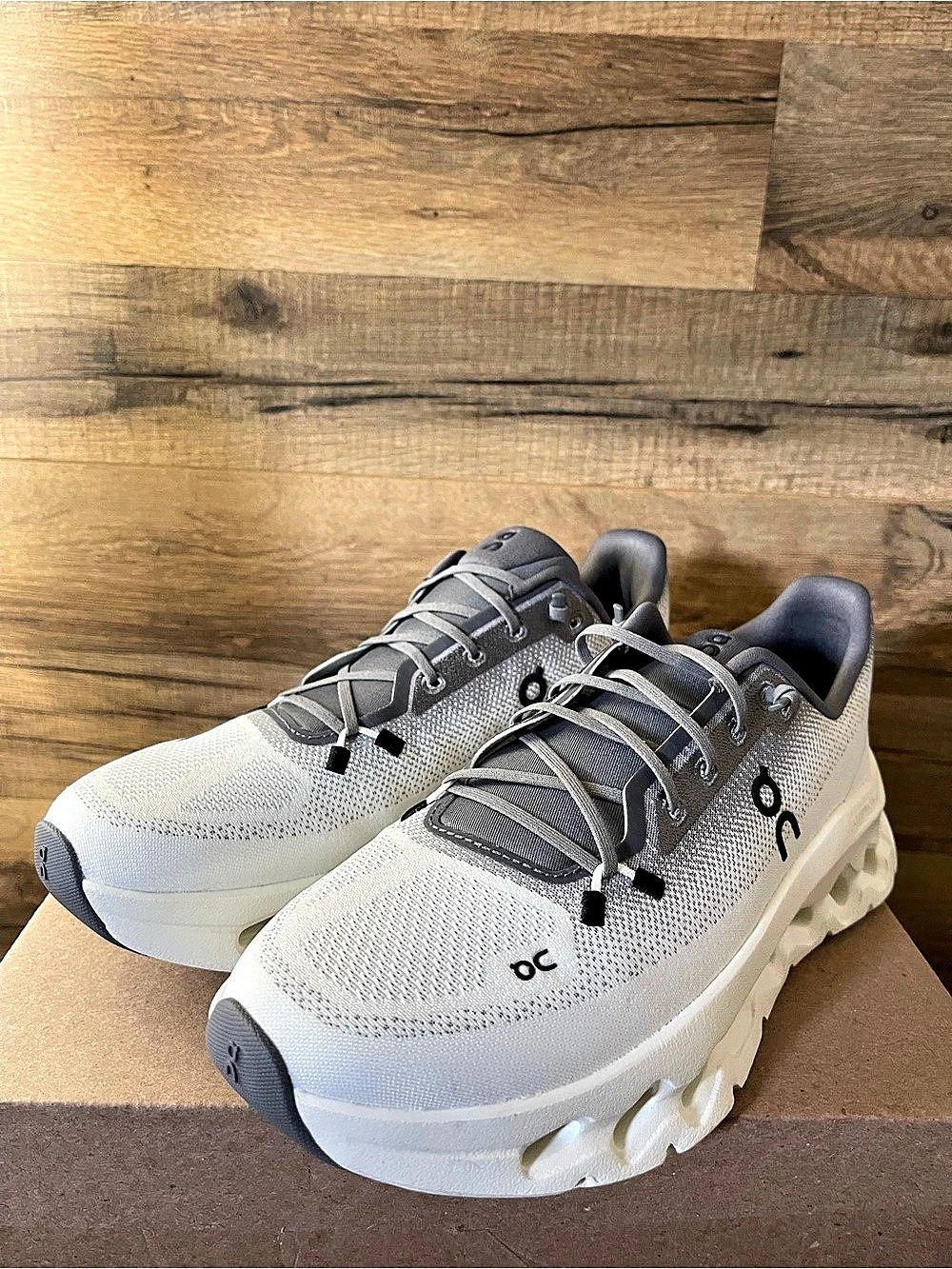 On CloudTec Phase Women’s Size: 9  Athletic Shoes White Gray